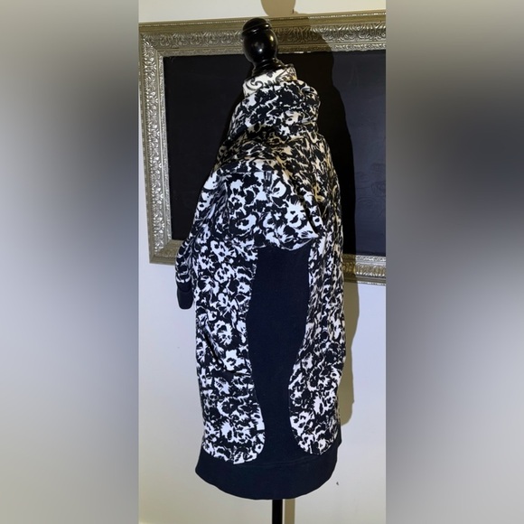 LuLu Lemon stunning sweatshirt Sz. 8 with a side neck zipper closure - Picture 2 of 6